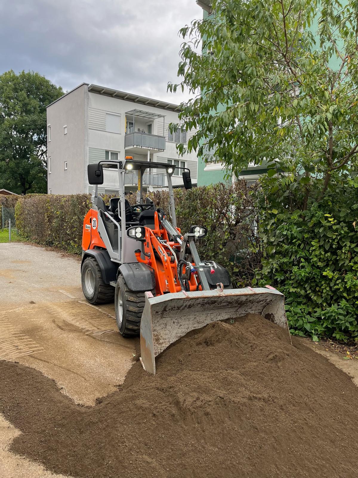 Erdarbeiten mit einem kompakten Radlader
